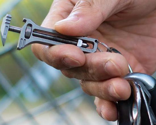 Разводной ключ, но в виде брелка: представлен титановый TiSpanner