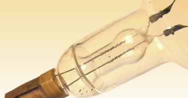 Кто изобрел первую электрическую лампочку