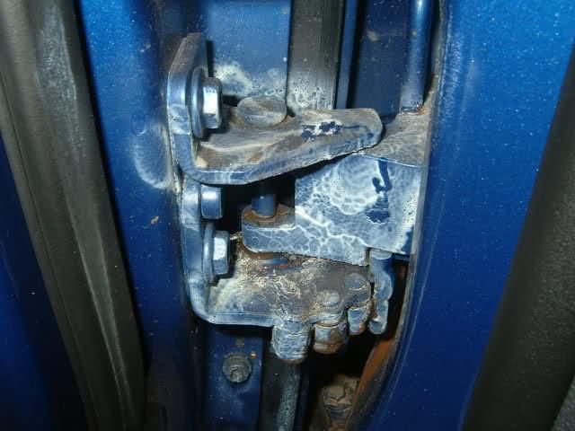 車のドアのロックとヒンジにグリースを塗る方が良い 車のドアのヒンジを潤滑する方法 不快なきしみ音を排除する